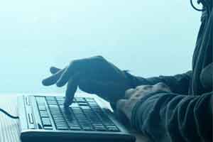 Un collaborateur clique sur le clavier d'un ordinateur