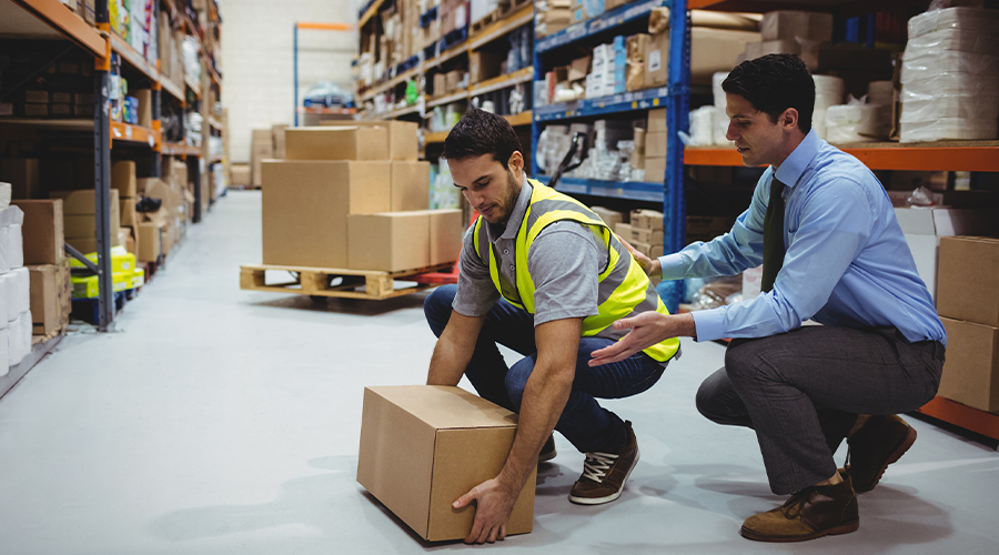 un homme qui aide un autre homme à se relever