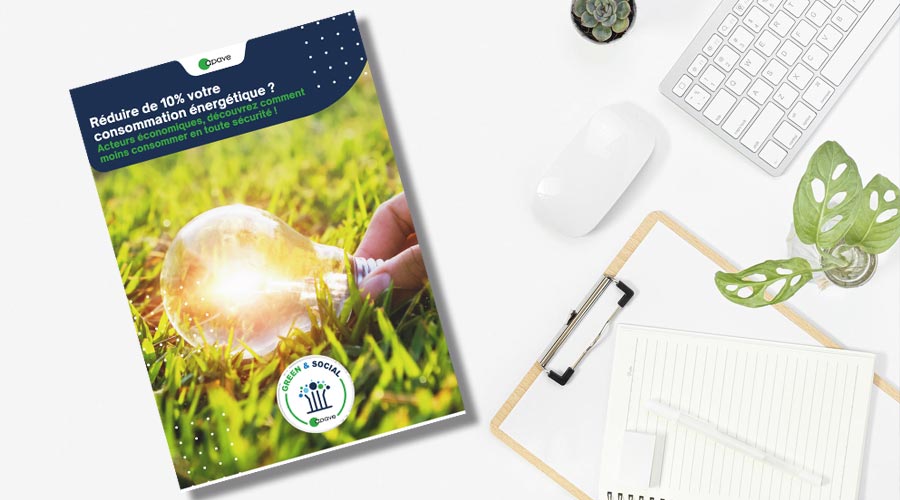 Livret Sobriété énergétique sur un bureau très épuré