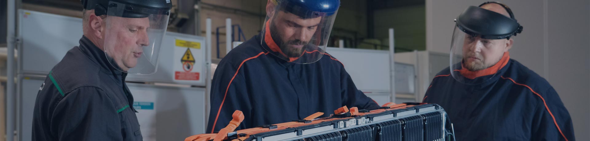 Apave employees training on electric batteries