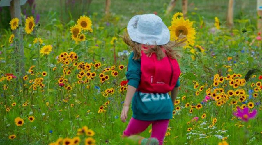 petite fille courant dans le terrain du Decathlon de Saint Malo