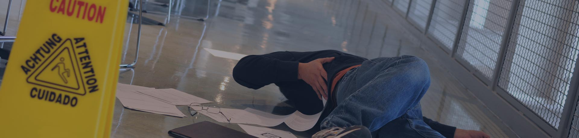 employé ayant glissé sur un sol mouillé