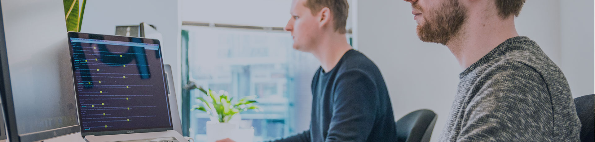 Deux élève en train de se former devant un PC