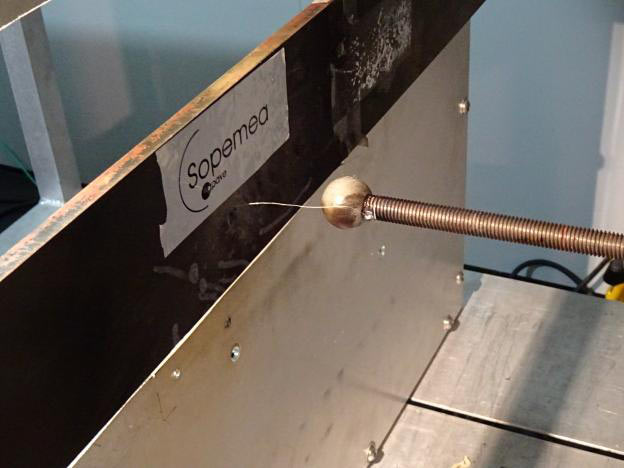 Moyen d'essai représentant un générateur de foudre.