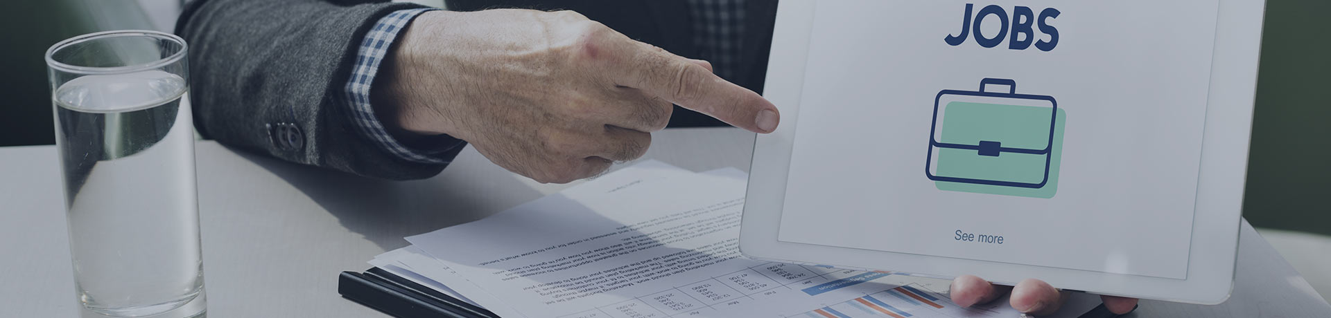 Un homme avec une tablette