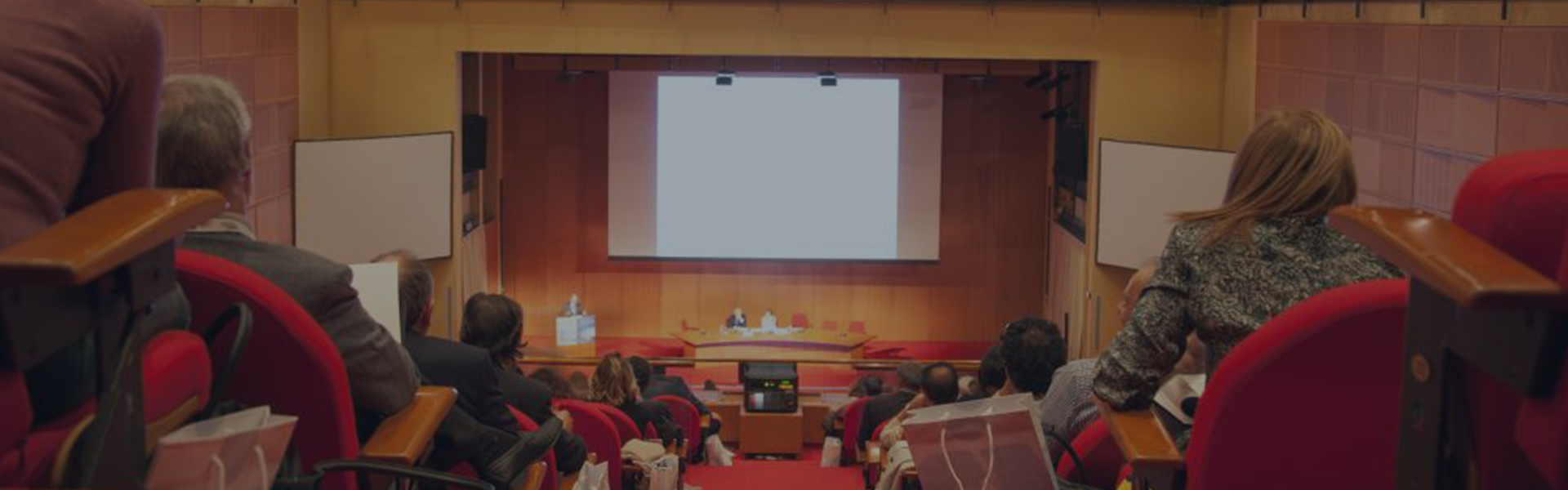Une salle de conférence remplie de personnes