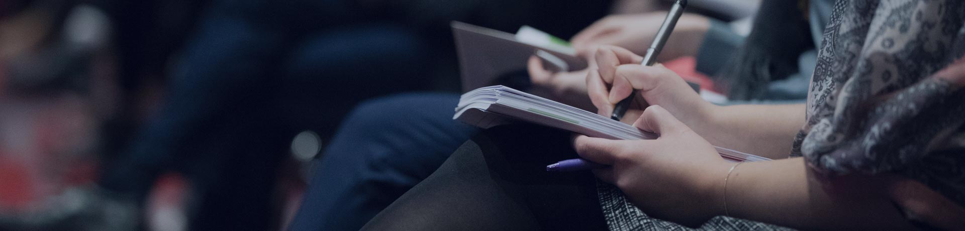 Femme prenant des notes lors d'une formation