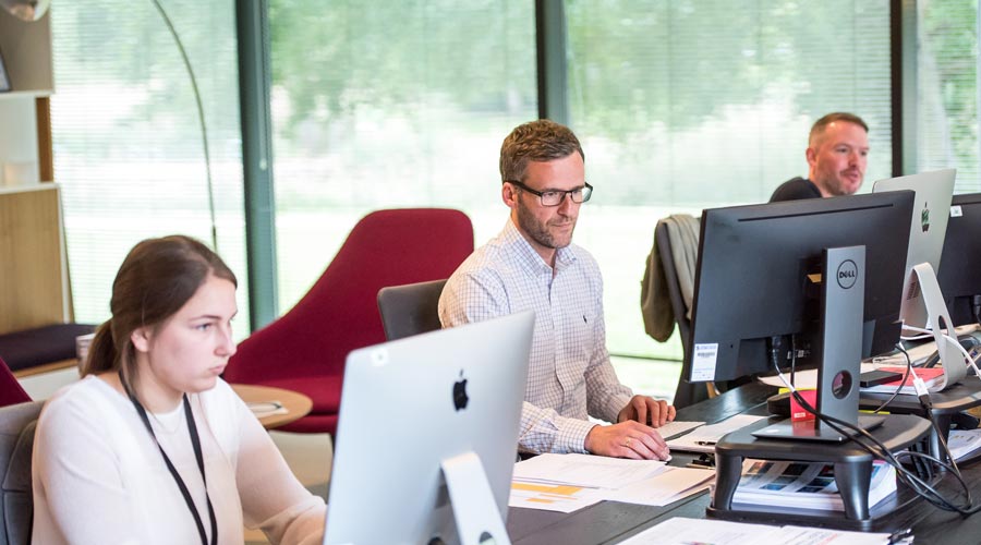 Collaborateurs travaillant sur leur plan de formation