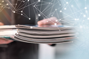 Un homme tient des magazines dans ses mains