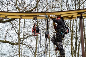 Un collaborateur Apave en train de réaliser un Contrôle Non Destructif