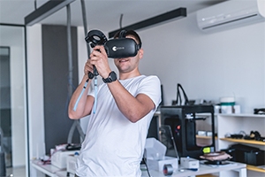 Un homme avec un casque de réalité virtuelle