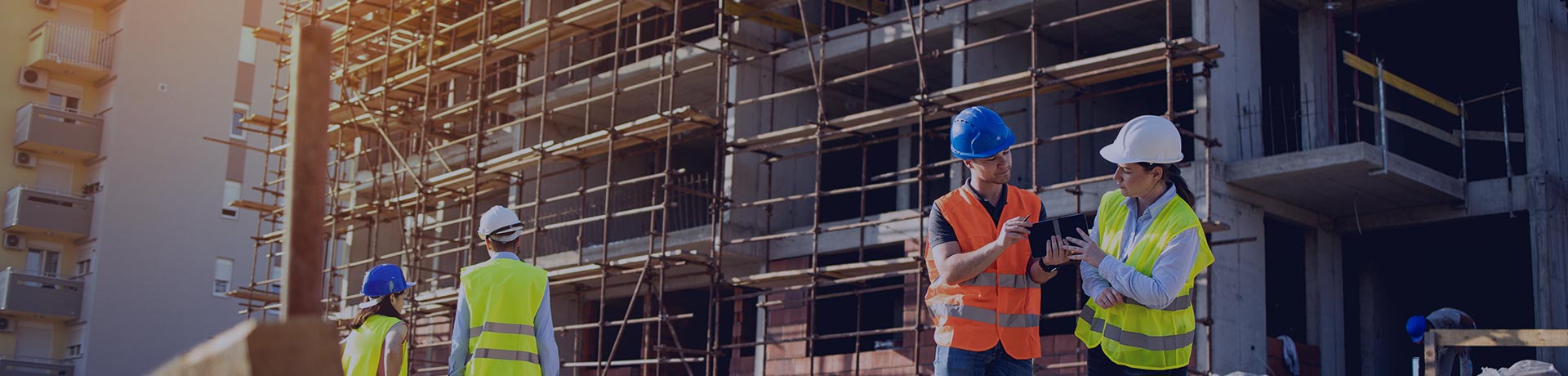 Des gens discutent sur un chantier de construction