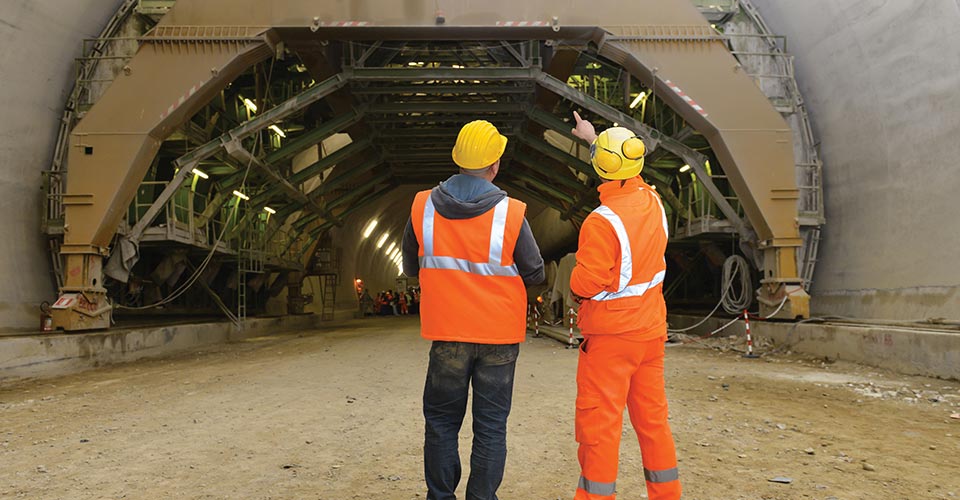 Deux hommes devant une construction de tunnel