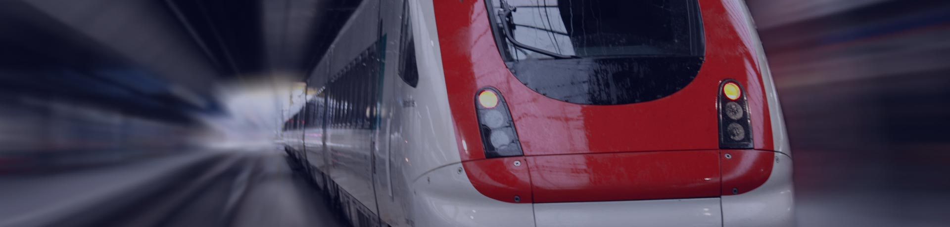 Un train sur les rails en marche