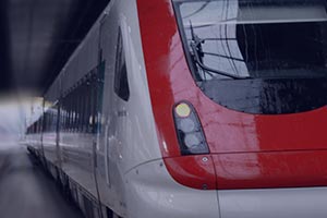 Un train sur les rails en marche