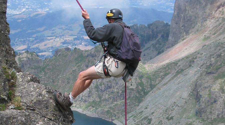 Un homme qui fait de l'escalade