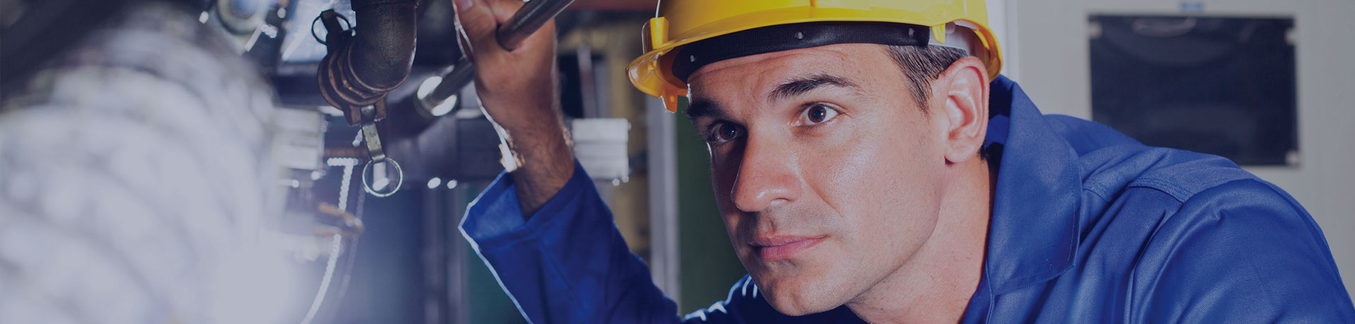 Un homme en train de réaliser un contrôle