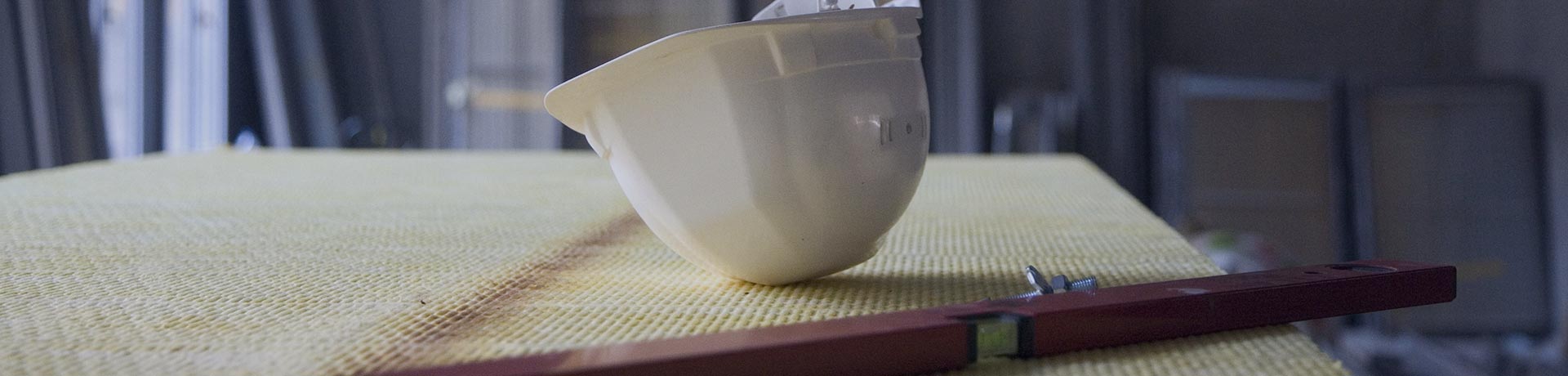 casque de chantier sur une table