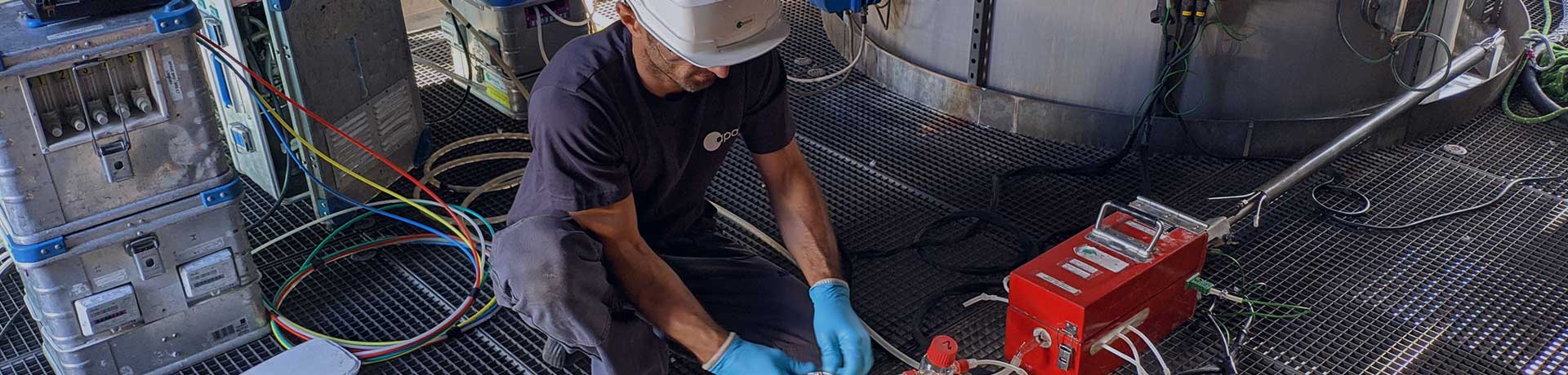 Un homme en train de réaliser des contrôles atmosphériques
