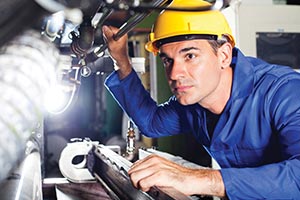 Un homme en train de réaliser un contrôle