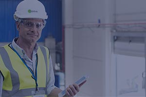 Un homme avec un gilet jaune et un casque blanc de sécurité