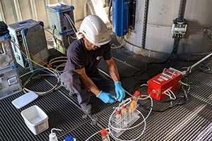 Un homme réalise un contrôle atmosphérique