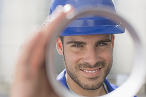 Un homme avec un casque bleu