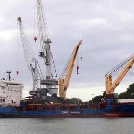 Portiques à conteneurs à Marseille
