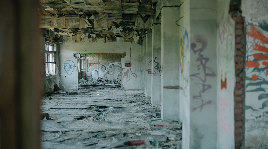 interieur d'un local abîmé pour réhabilitation