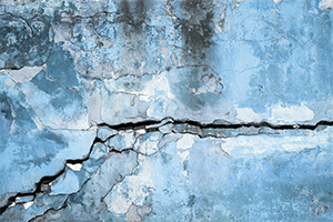 grosse fissure dans un mur