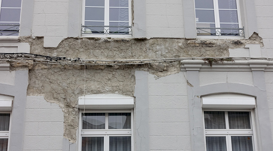 façade de bâtiment complètement abîmé