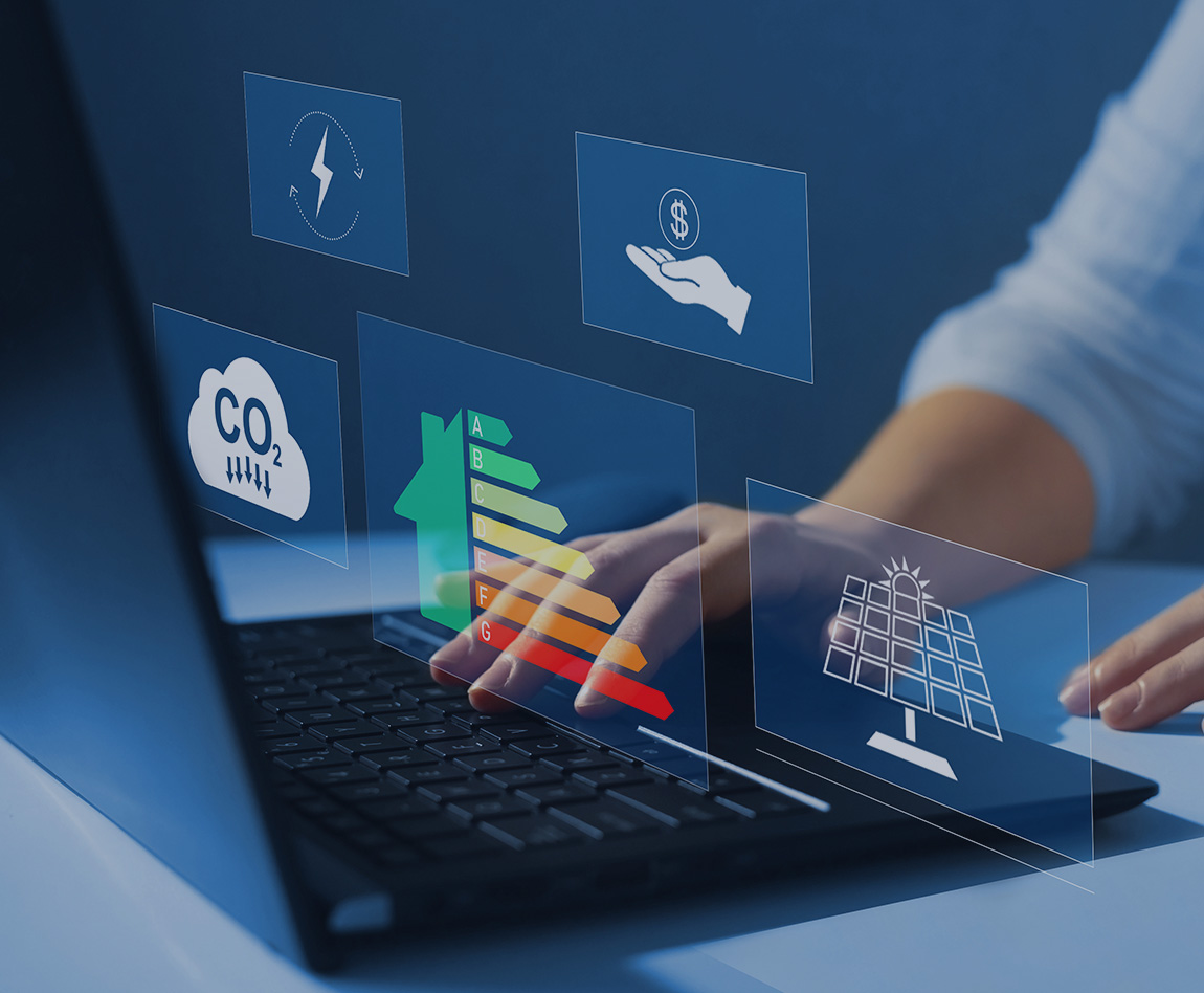 homme tapant sur un clavier avec un écran représentant une étiquette d'audit énergétique de batiment