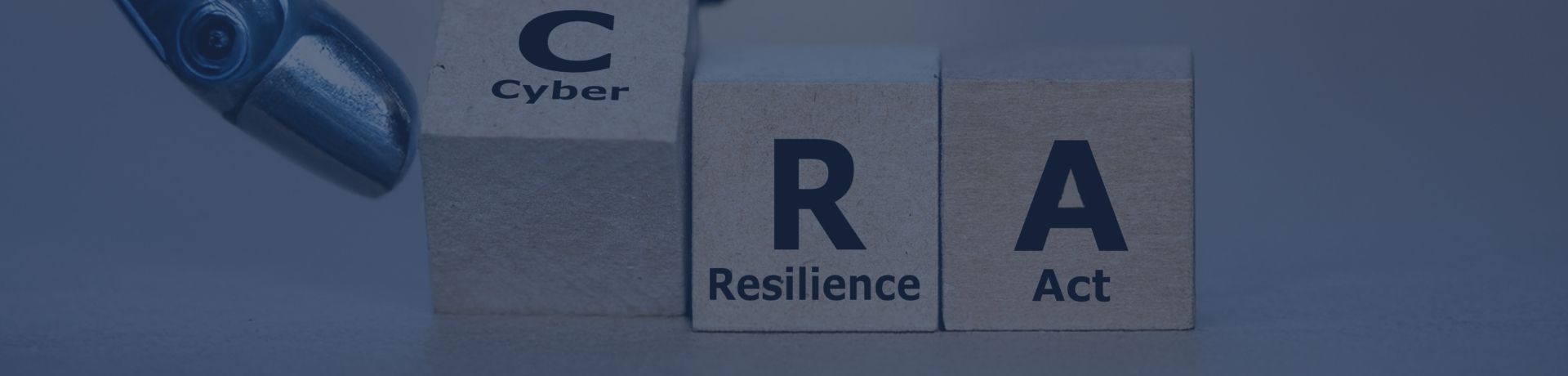 Main robotique alignant des cubes en bois affichant l'inscription CRA Cyber Resilience Act.