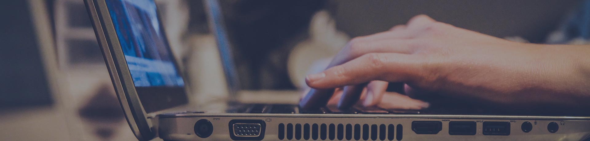 main sur un clavier d'ordinateur