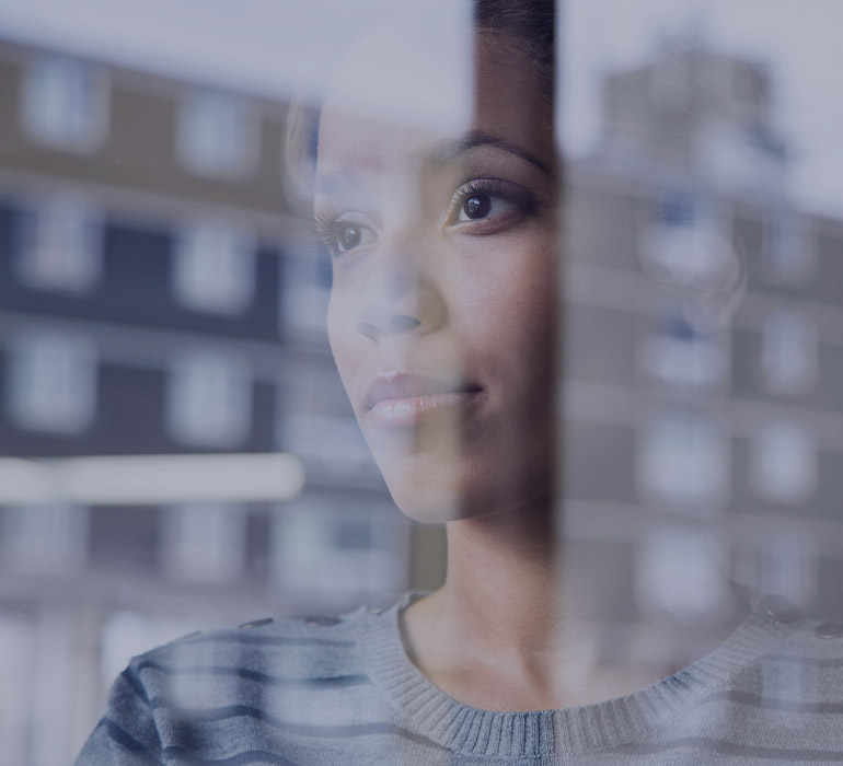 reflet dans la fenêtre d'une femme d'affaires