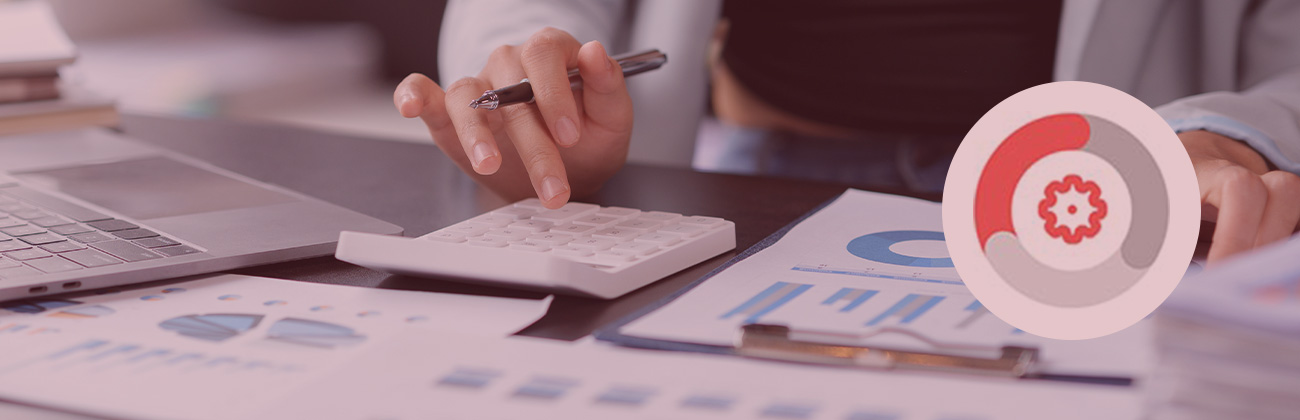 Une femme en train de réaliser des calculs sur une calculatrice blanche