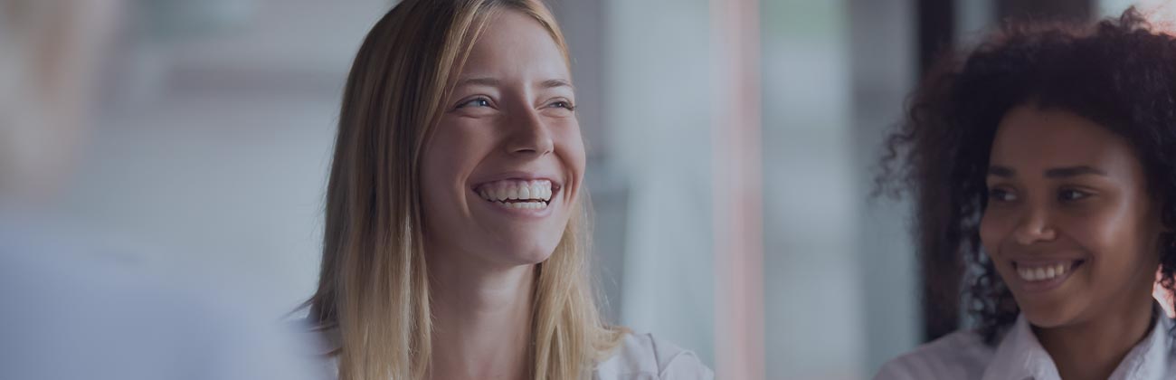 deux femmes qui sourient