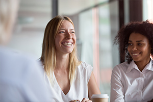 deux femmes qui sourient