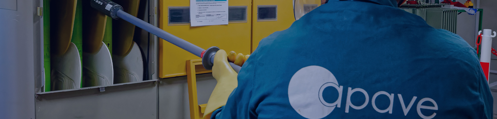 un homme qui fait un contrôle électrique