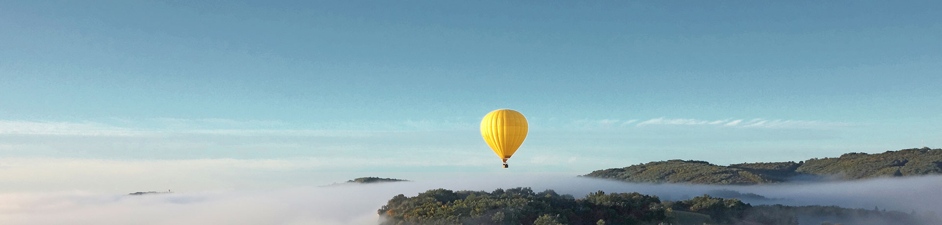 mongolfiera sopra le montagne